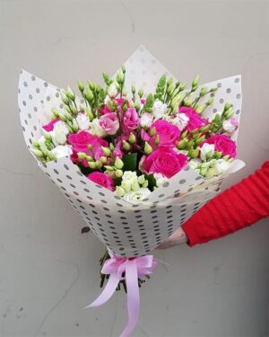 Rozā rožu un baltu lizanšu pušķis