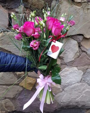 Rozā rožu un lizanšu pušķis