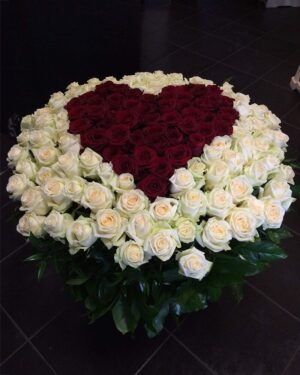 Sarkana rožu sirds, 151 roze