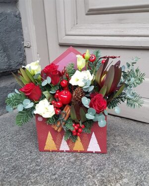 Svētku kompozīcija Sarkana dāvanu aploksne