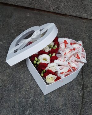 Ziedi un Raffaello konfektes sirds formas kastītē