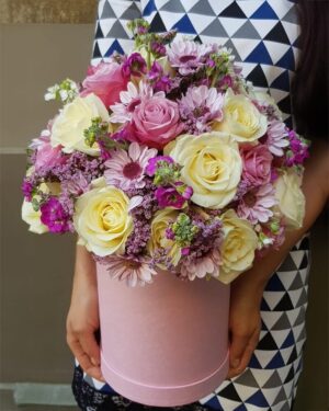 Ziedi kastē, vasarīga kompozīcija