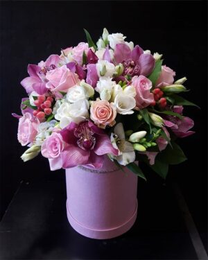 Ziedi kastītē rozā toņos