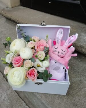 Ziedu kompozīcija ar dāvanu jaundzimušajam