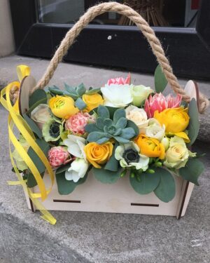 Ziedu kompozīcija koka kastē