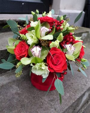 Ziedu kopozīcija sarkanā kastē