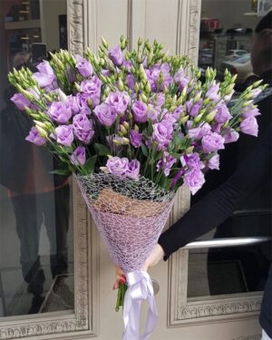 Ziedu pušķis no violetām lizantēm