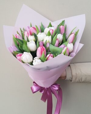 Tulpju pušķis no baltām un rozā tulpēm