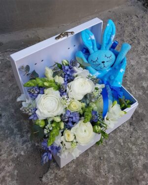 Ziedu kompozīcija ar dāvnu jaundzimušajam maigi zilos toņos