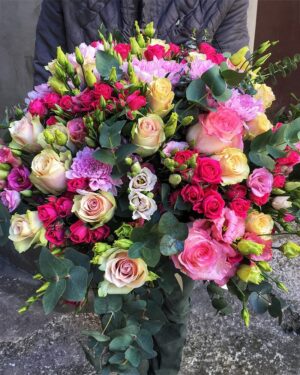 Dažādu krāsu ziedu pušķis Krāšņais