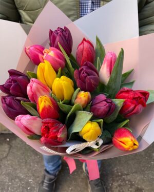 Dažādu krāsu tulpju pušķis