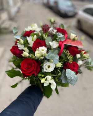 Klasisks ziedu pušķis Odziņa