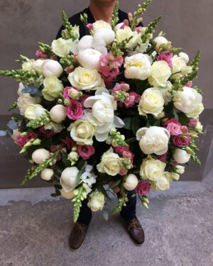 Peoniju, lizanšu, lauvmutīšu grozs