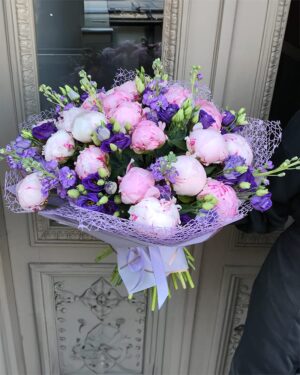 Peoniju, lefkoju un lizanšu pušķis