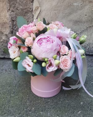 Ziedu kastīte, peonijas, rozes, lizantes