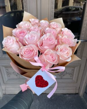 Rozā rožu pušķis