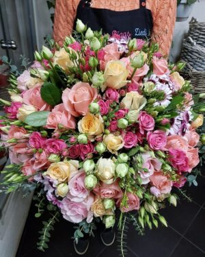 Rožu un lizanšu pušķis