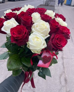 Sarkanu un baltu rožu pušķis