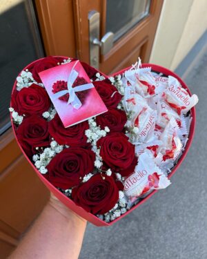 Rozes sirds formas kastē