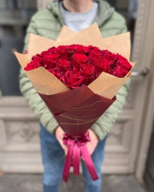 Sarkanas rozes dekoratīvā iepakojumā