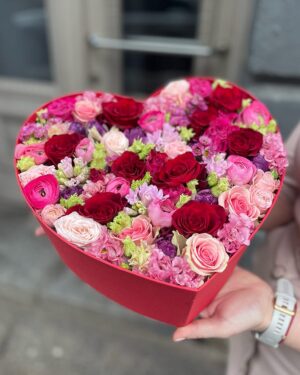 Ziedu kompozīcija sirds formas kastītē