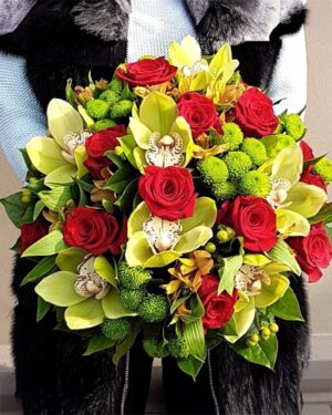 Maigi zaļu orhideju un sarkanu rožu pušķis