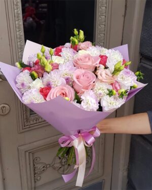 Ziedu pušķis dālijas, rozes, lizantes