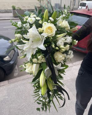 Bēru štrauss no baltiem ziediem