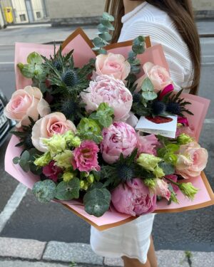 Pušķis peonijas, rozes, lizantes