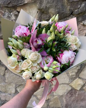 Pušķis peonijas, rozes, lizantes