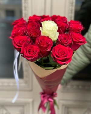 Sarkanas rozes ar baltu rozi