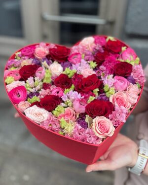 Ziedi sirds formas kastītē