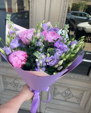 Pušķis peonijas, lizantes lefkojas