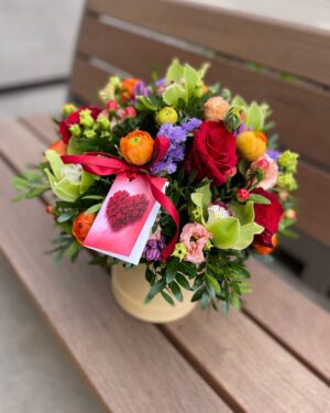 Ziedu kastīte košās krāsās