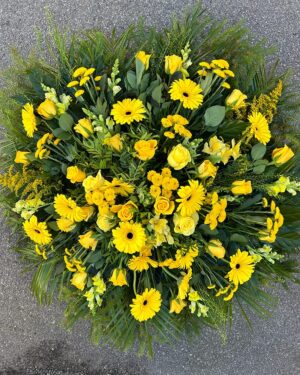 Bēru vainags no dzelteniem ziediem